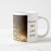 「女性は年を取るにつれて上達するワインのようだ」マグ ジャンボコーヒーマグカップ (右)
