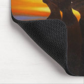 女性は日没のアフリカの芸術のマウスパッドの下で結合します マウスパッド (コーナー)