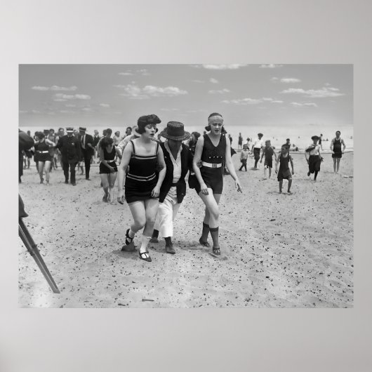 女性は水着の礼儀作法に違反するc.1923 ポスター (正面)