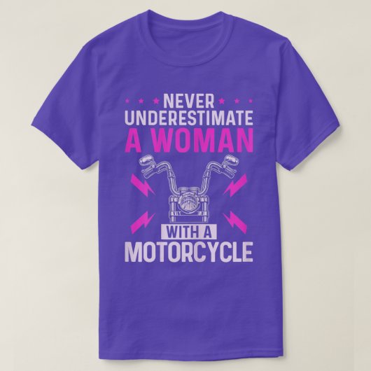 女性は決してバイクで女性を過小評価しない Tシャツ (デザイン正面)