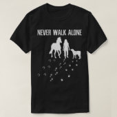 女性は決して単独で犬の馬に乗って歩かない馬VN Tシャツ (デザイン正面)