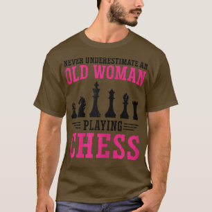女性は決して老婦人ボードゲームを過小評価しない Tシャツ