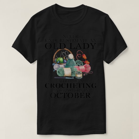 女性は決してcを愛する老婦人を過小評価しない tシャツ (デザイン正面)