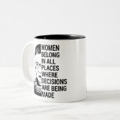 女性は決定を下すあらゆる場所に属する ツートーンマグカップ (正面左)