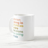 女性は決定権を持つすべての場所に属するRBG コーヒーマグカップ (正面左)