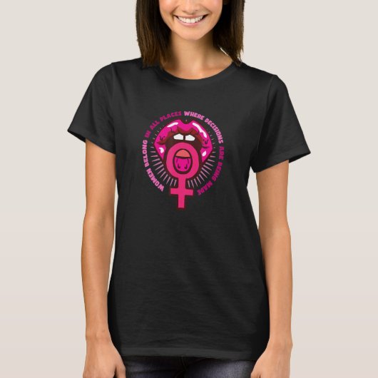 女性は決断が下されるあらゆる場所に属している Tシャツ (正面)