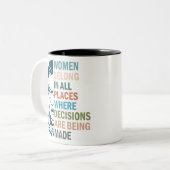 女性は決断を下すあらゆる場所に属する ツートーンマグカップ (正面左)