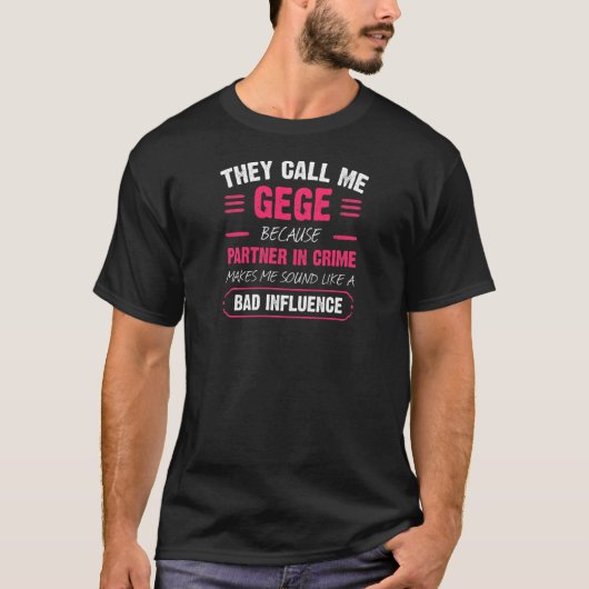 女性は私をGegeと呼ぶ犯罪のパートナー Tシャツ (正面)