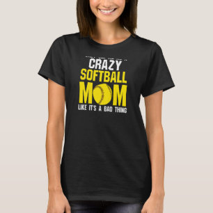 女性は私ソフトボール母ソフトボール母ソファを見る Tシャツ