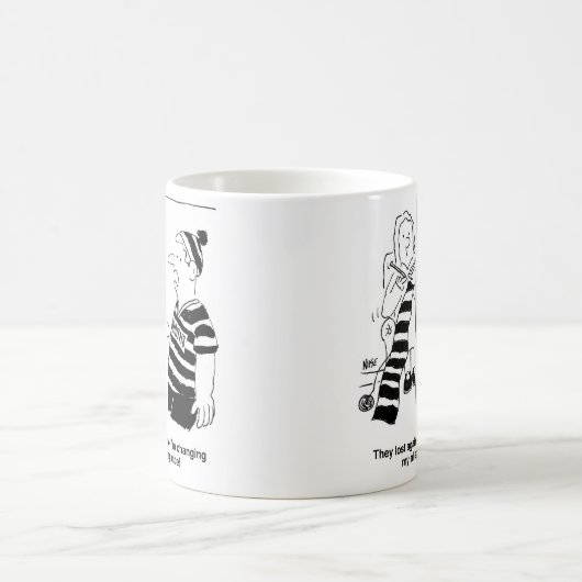 女性は編み物でサッカーファンのスカーフ コーヒーマグカップ (中央)