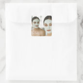 女性は美しいの泥のマスクで笑う スクエアシール (バッグ)