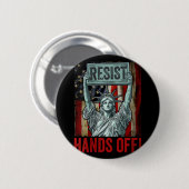 女性は自由の手の抵抗の像に抵抗 缶バッジ (正面&裏面)