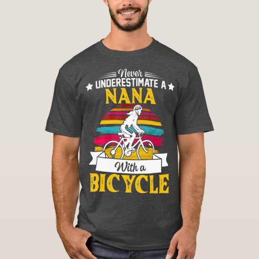 女性は自転車でナナを過小評価することはない Tシャツ (正面)