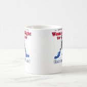 女性は選ぶために訂正します コーヒーマグカップ (中央)