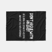 女性は馬鹿と議論しない 面白い皮肉Tシャツ フリースブランケット (正面(横))