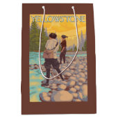 女性は魚釣り-イエローストーン国立公園--を飛ばします ミディアムペーパーバッグ (正面)