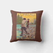 女性は魚釣り-ジュノー、アラスカ--を飛ばします クッション (裏面)