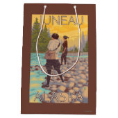 女性は魚釣り-ジュノー、アラスカ--を飛ばします ミディアムペーパーバッグ (裏面)