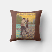 女性は魚釣り-スネーク川、アイダホ--を飛ばします クッション (裏面)