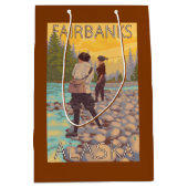 女性は魚釣り-フェアバンクス、アラスカ--を飛ばします ミディアムペーパーバッグ (正面)