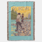 女性は魚釣り-ユーコン準州、アラスカ--を飛ばします スローブランケット (正面縦)