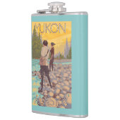 女性は魚釣り-ユーコン準州、アラスカ--を飛ばします フラスク (左)