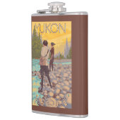 女性は魚釣り-ユーコン準州、アラスカ--を飛ばします フラスク (左)