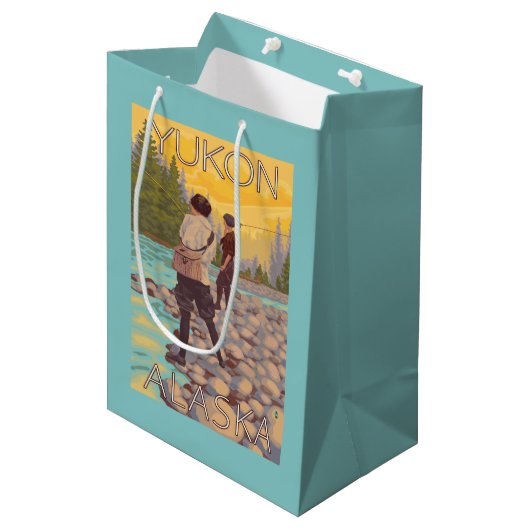 女性は魚釣り-ユーコン準州、アラスカ--を飛ばします ミディアムペーパーバッグ (正面アングル)