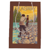 女性は魚釣り- Skagway、アラスカ--を飛ばします ミディアムペーパーバッグ (裏面)