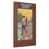 女性はFishingIdahoVintage旅行ポスターを飛ばします クリップボード (右)