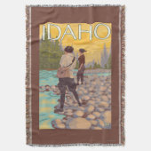 女性はFishingIdahoVintage旅行ポスターを飛ばします スローブランケット (正面縦)