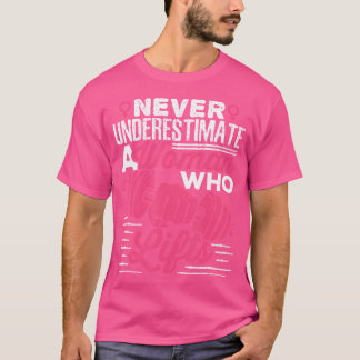 女性を支える女性を過小評価しないでください Tシャツ