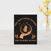 女性を焼いた魔女を燃やさなかった – フェミニストW カード (黄色い花)
