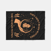 女性を焼いた魔女を燃やさなかった – フェミニストW フリースブランケット (正面(横))