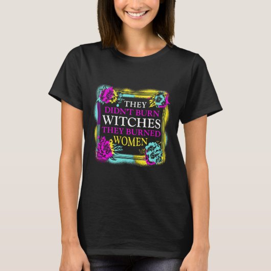 女性を焼いた魔女を燃やさなかった – レトロフェミ Tシャツ (正面)