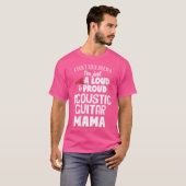 女性アコースティックギターママ – Loud And 誇りを持った Mama Tシャツ (正面フル)