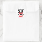 女性エンパワーメントTシャツ – Self Love Is 最高の ラウンドシール (バッグ)