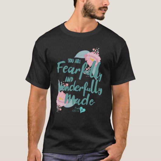 女性クリスチャンによる聖書の聖句の贈り物 Tシャツ (正面)