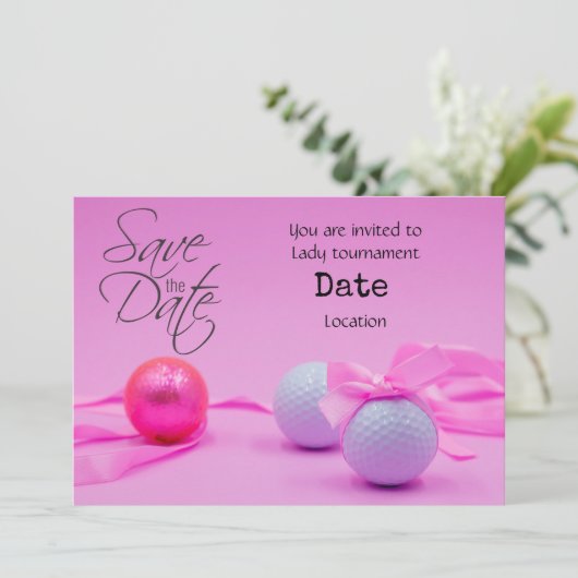 女性ゴルファーのトーナメントの日付のためのピンクの救ゴフ 招待状 (スタンド正面)