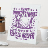 女性ゴルファーの力を過小評価してはいけない 台座サイン (インサイチュ)