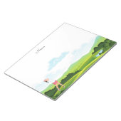 女性ゴルファーはフェアウェイのメモ帳で離陸している ノートパッド (アングル)