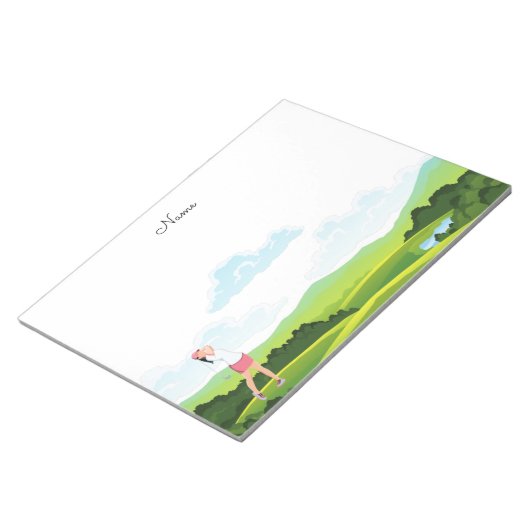 女性ゴルファーはフェアウェイのメモ帳で離陸している ノートパッド (アングル)