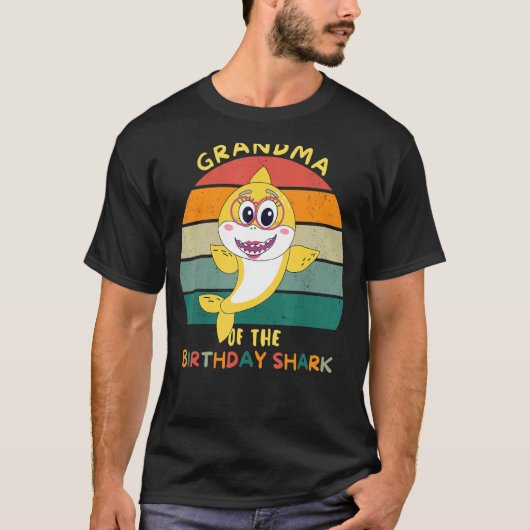 女性サメの誕生日おばあちゃんの祖母 Tシャツ (正面)