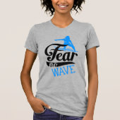 女性サーファー 恐れ知らずの波 女性のサーフィン Tシャツ (正面)