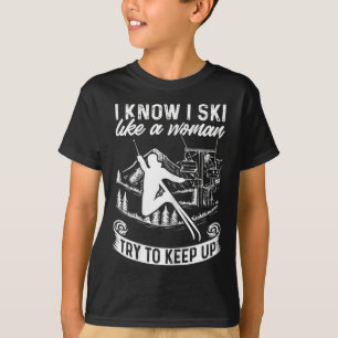 女性スキーヤー 私は女性らしくスキーをする 私にスキーでついてきて Tシャツ