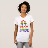 女性チームの花嫁のための虹のゲイ同志の結婚のTシャツ Tシャツ (正面フル)