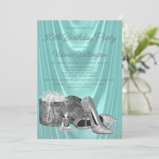 女性ティール（緑がかった色）ブルーシルバーシューズ任意の数誕生日 招待状 (スタンド正面)