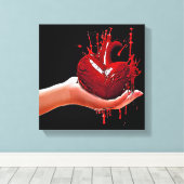 女性ハンドホールド血ハートハートブレイクアート キャンバスプリント (インサイチュ (ウッドフロア))