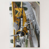 女性フライ:フロート飛行機、レイクフード、アラスカ ジグソーパズル (縦)