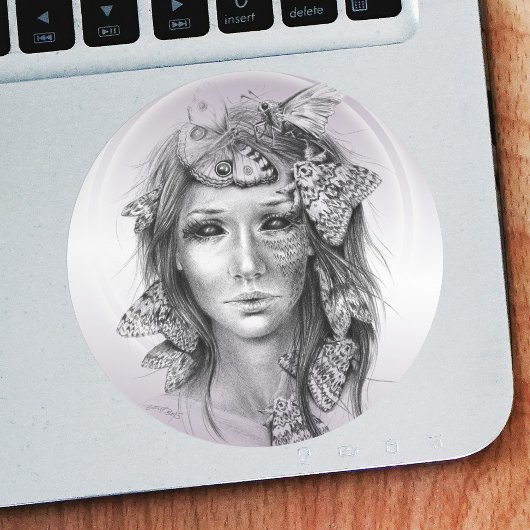 女性ポートレートと蛾の超現実的な暗いファンタジーアート ラウンドシール